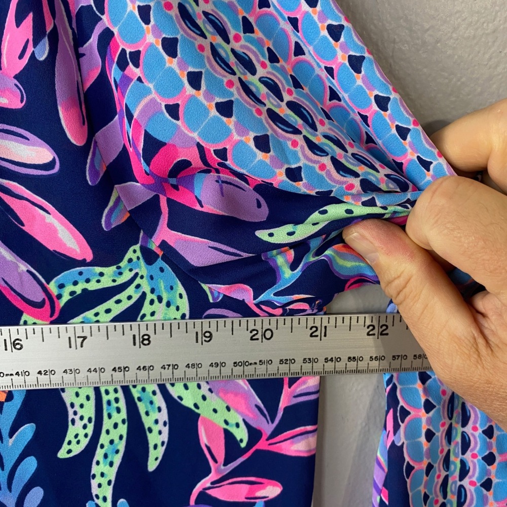 Lilly Pulitzer Pamala Lileeze Top Medium Oyster Bay Navy
You've Been Spotted Top - Picture 6 of 9